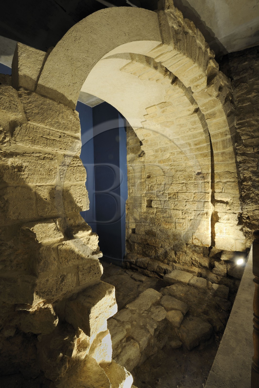 France, Paris (75), ruine de l'arche sur la rivière Bièvre de l’enceinte de Philippe Auguste au deuxième sous-sol de la poste de la rue des Ecoles