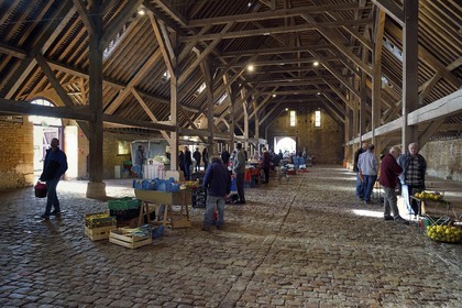 France, Calvados (14), Pays d'Auge, Saint-Pierre-sur-Dives, vente de fruits et légumes sous les halles du XIe siècle reconstruites au XVe siècle