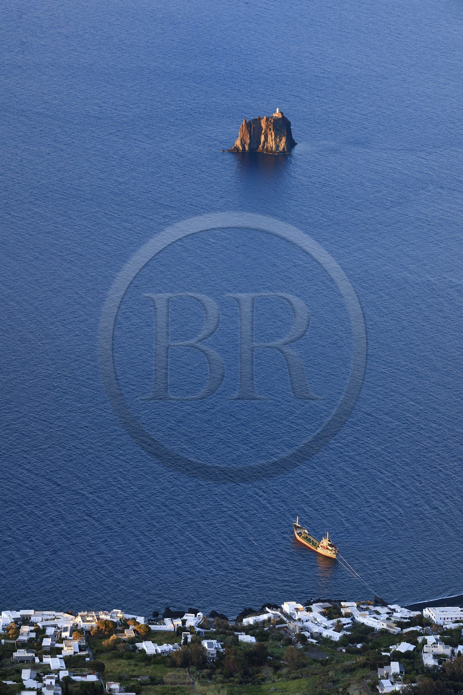 Italie, Sicile, iles Eoliennes, classées Patrimoine Mondial de l'UNESCO, ile de Stromboli, ilot de Strombolicchio, roche de magma solidifié provenant d'un ancien bouchon volcanique, occupé aujourd'hui par un phare