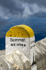 France, Vaucluse (84), Parc Naturel Régional du Mont Ventoux, Bedoin, borne Michelin au sommet du Mont Ventoux (1910m)