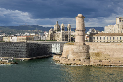 France, Bouches-du-Rhône (13), Marseille, Mucem (Musée des civilisations de l'Europe et de la Méditerranée) par les architectes Rudy Ricciotti et R. Carta, le Fort Saint Jean et la cathédrale La Major