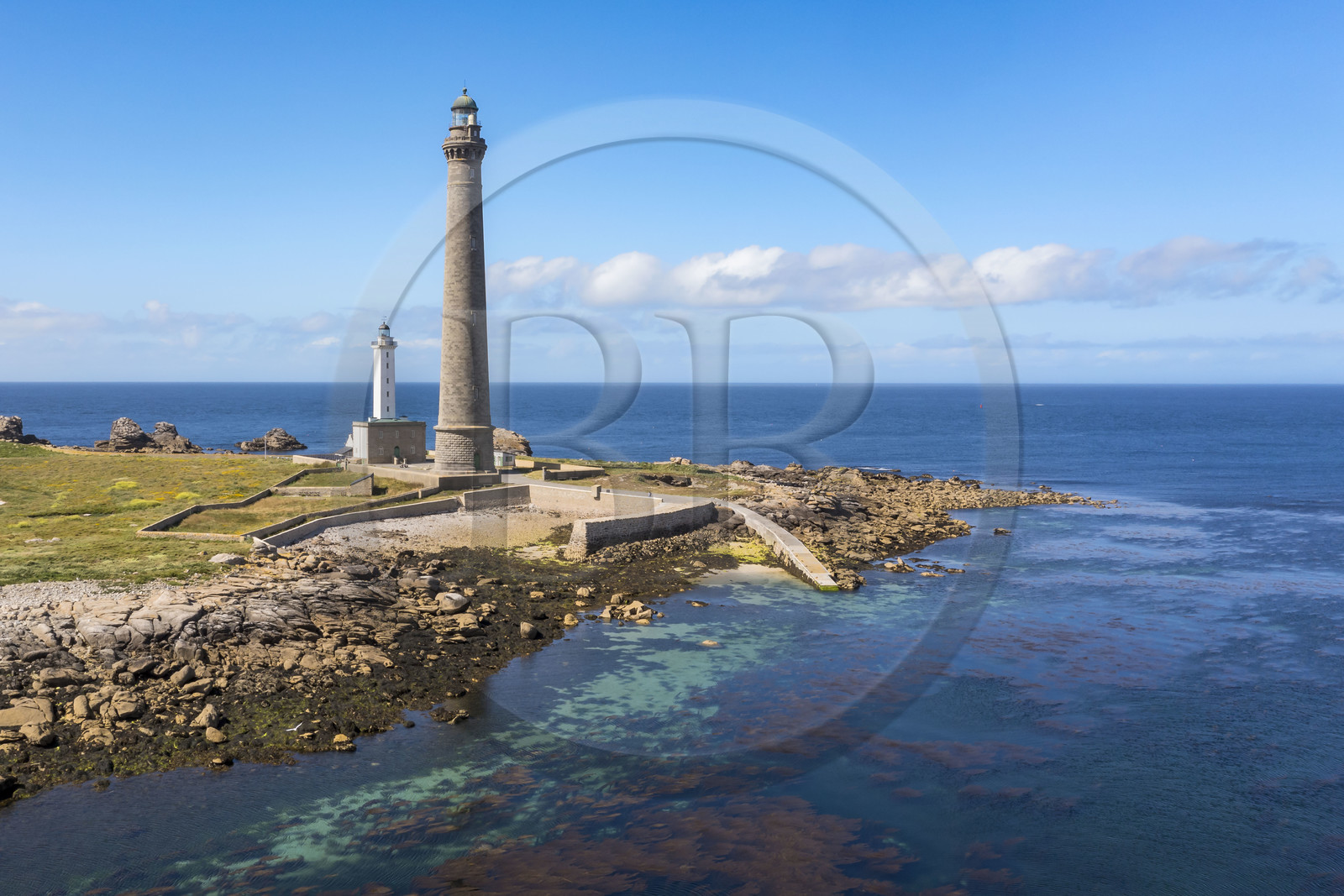 France, Finistère (29), Pays des Abers, Ile Vierge dans l'archipel de Lilia, le phare de l'Ile Vierge, le plus haut phare d'Europe avec 82,5 mètres, et l'ancien phare de 1845 (vue aérienne)