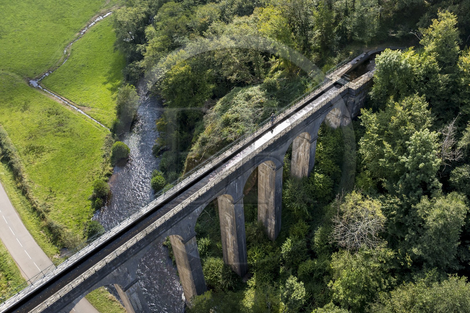 France, Nièvre (58), Parc naturel régional du Morvan, Montreuillon, pont aqueduc de Montreuillon construit en 1841, haut de 33 m et long de 152 m avec 13 arches larges de 8 m, le long de la Rigole d’Yonne qui puise les eaux de l'Yonne au lac de Pannecière et alimente le canal du Nivernais (vue aérienne)