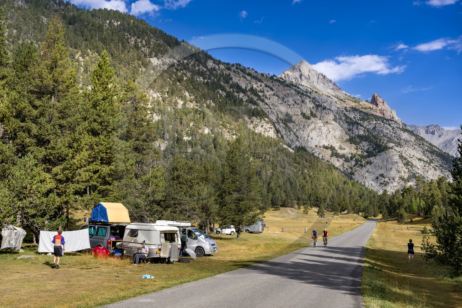 France, Hautes Alpes (05), le Briançonnais, Névache, cyclistes sur la route au col de l'Echelle qui fait la liaison entre la vallée de la Clarée et la vallée Etroite