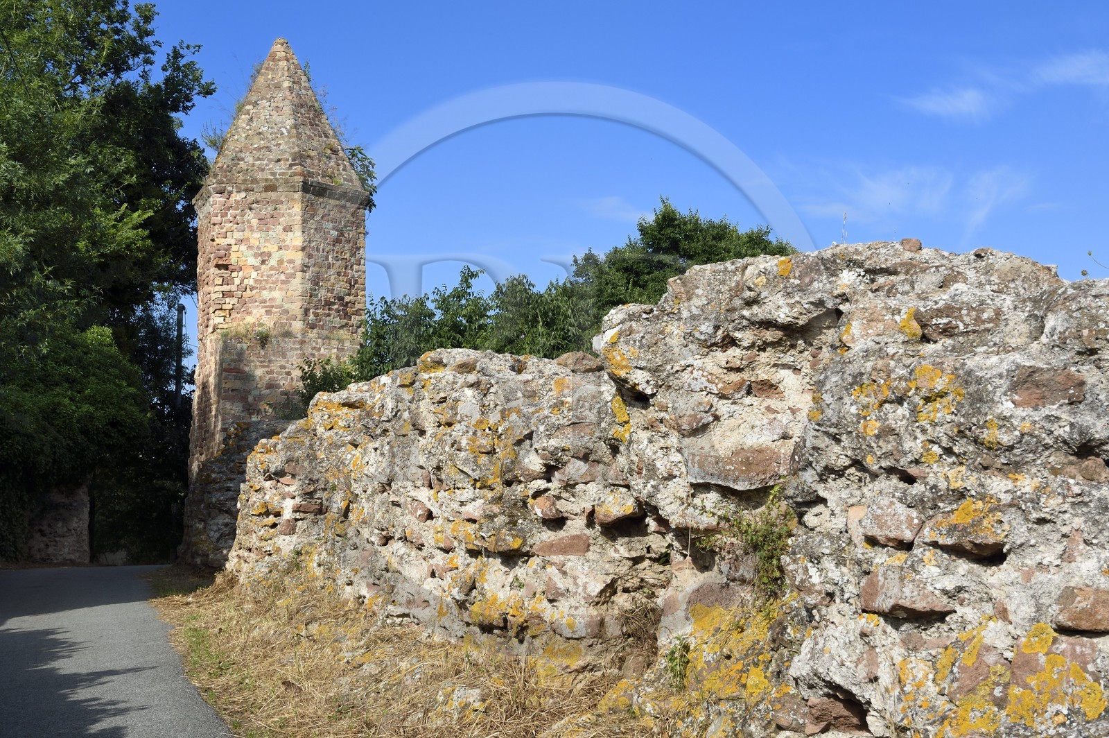France, Var (83), Fréjus, Forum Julii, la Lanterne d'Auguste, amer qui marquait l'entrée de l’ancien Port romain et les vestiges du quai