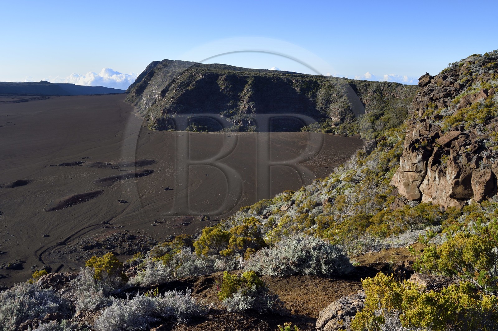 France, Ile de la Reunion, Parc National de la Réunion classé Patrimoine Mondial de l'UNESCO, sur les pentes du volcan de Piton de la Fournaise, randonnée du sentier de l'oratoire Ste Thérèse au dessus de la Plaine des Sables que l'on aperçoit en contrebas