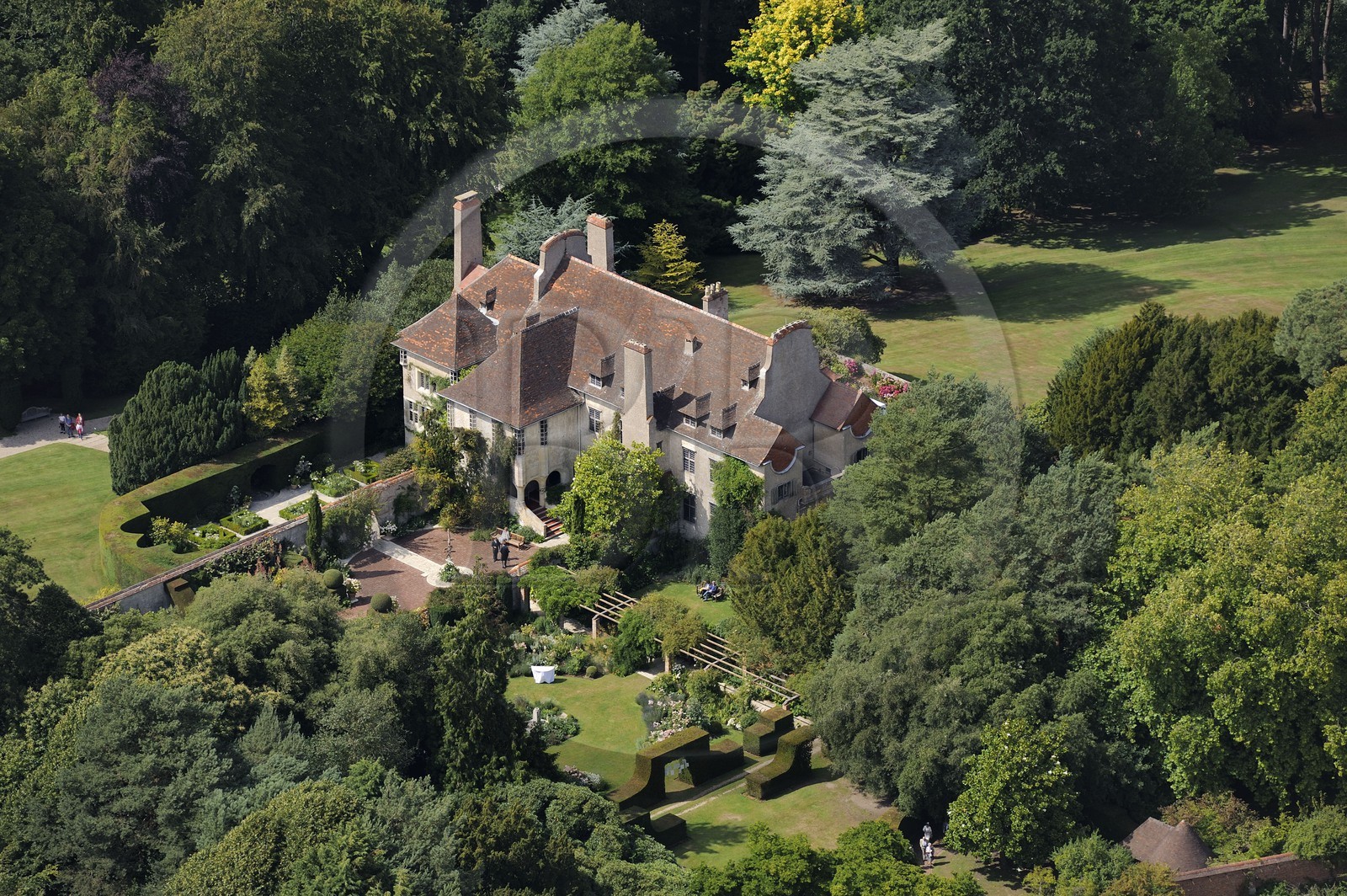France, Seine-Maritime (76), Varengeville-sur-Mer, manoir du domaine Le Bois des Moutiers (vue aérienne)