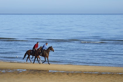 France, Calvados (14), Saint-Laurent-sur-Mer, cavalier sur la plage d'Omaha Beach