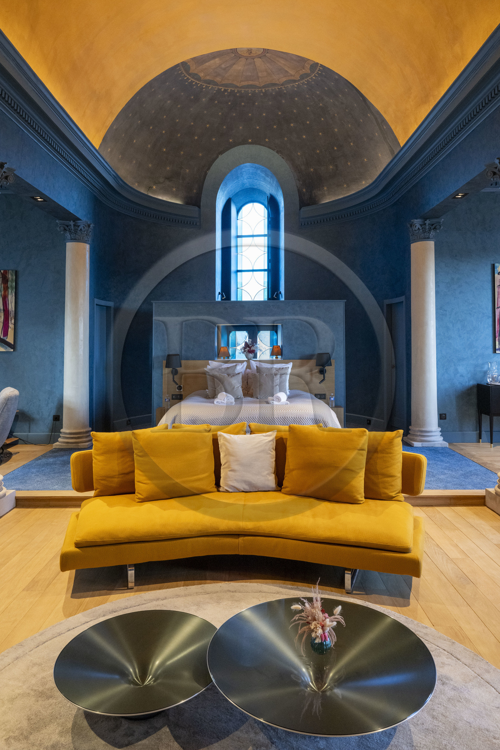 France, Nièvre (58), Nevers, Les Suites du Palais, quatre appartements haut de gamme aménagés dans les anciens batiments du diocèse, l'appartement de la Chapelle, un cocon bleu et design avec vue imprenable sur la cathédrale