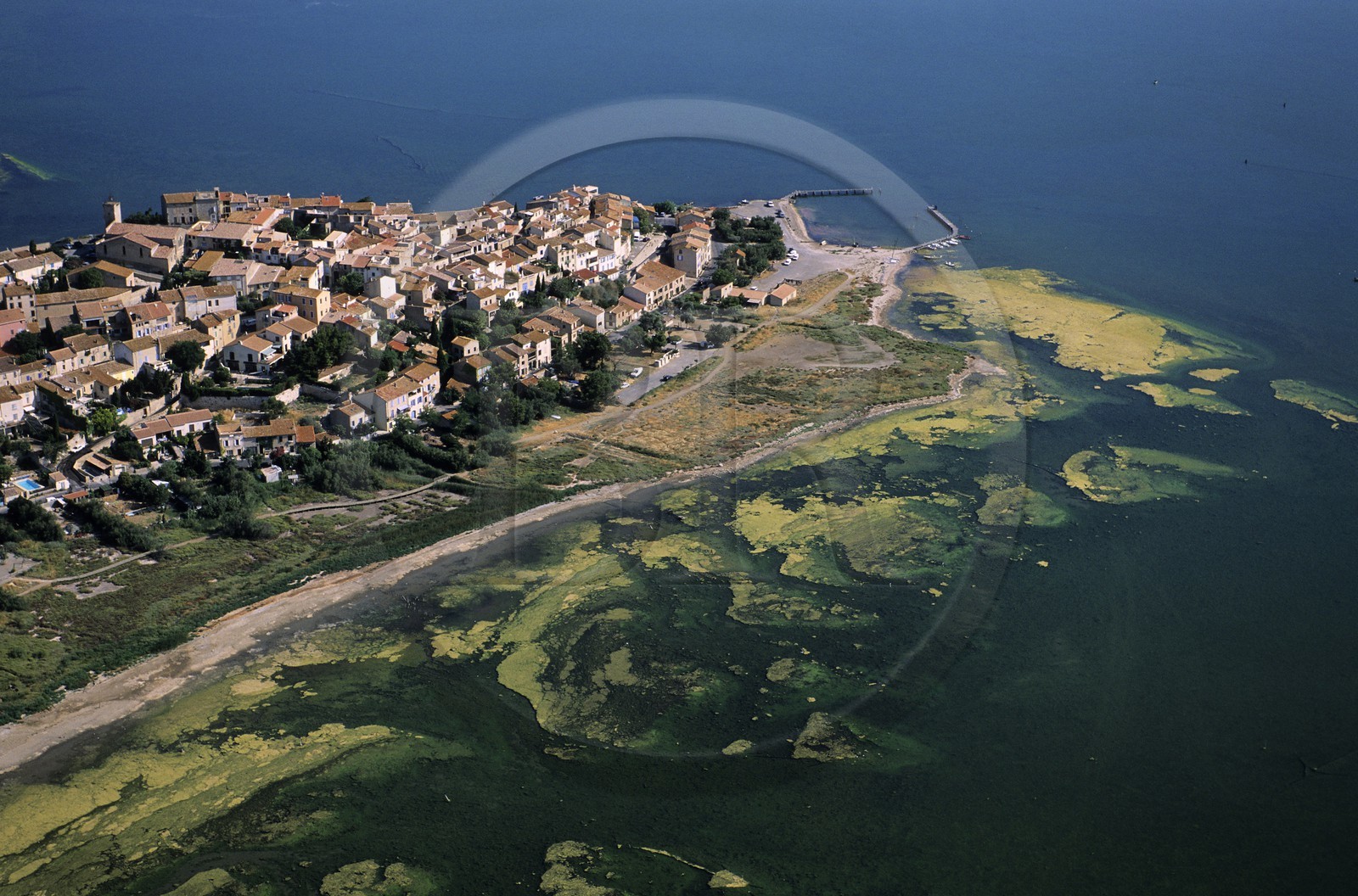 France, Aude (11), village de Bages au bord de l'étang de Bages et de Sigean (vue aérienne)