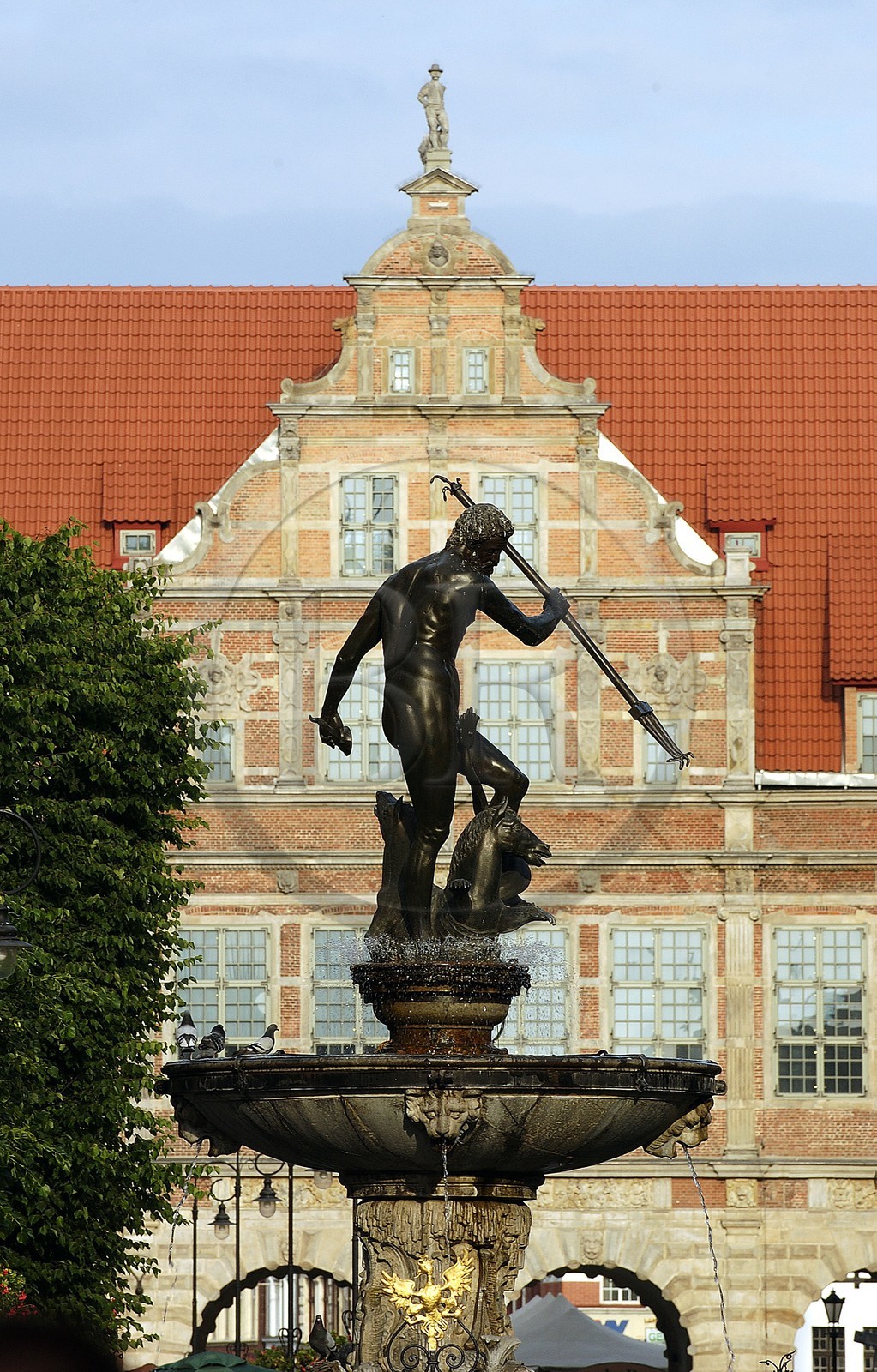 Pologne, Poméranie Orientale, Gdansk, le dieu Neptune (un des symboles de la ville) devant la Porte Verte (Zielona Brama)