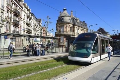 France, Bas-Rhin (67), Strasbourg, quartier de la Neustadt datant de la periode allemande, le tramway avenue de la Paix