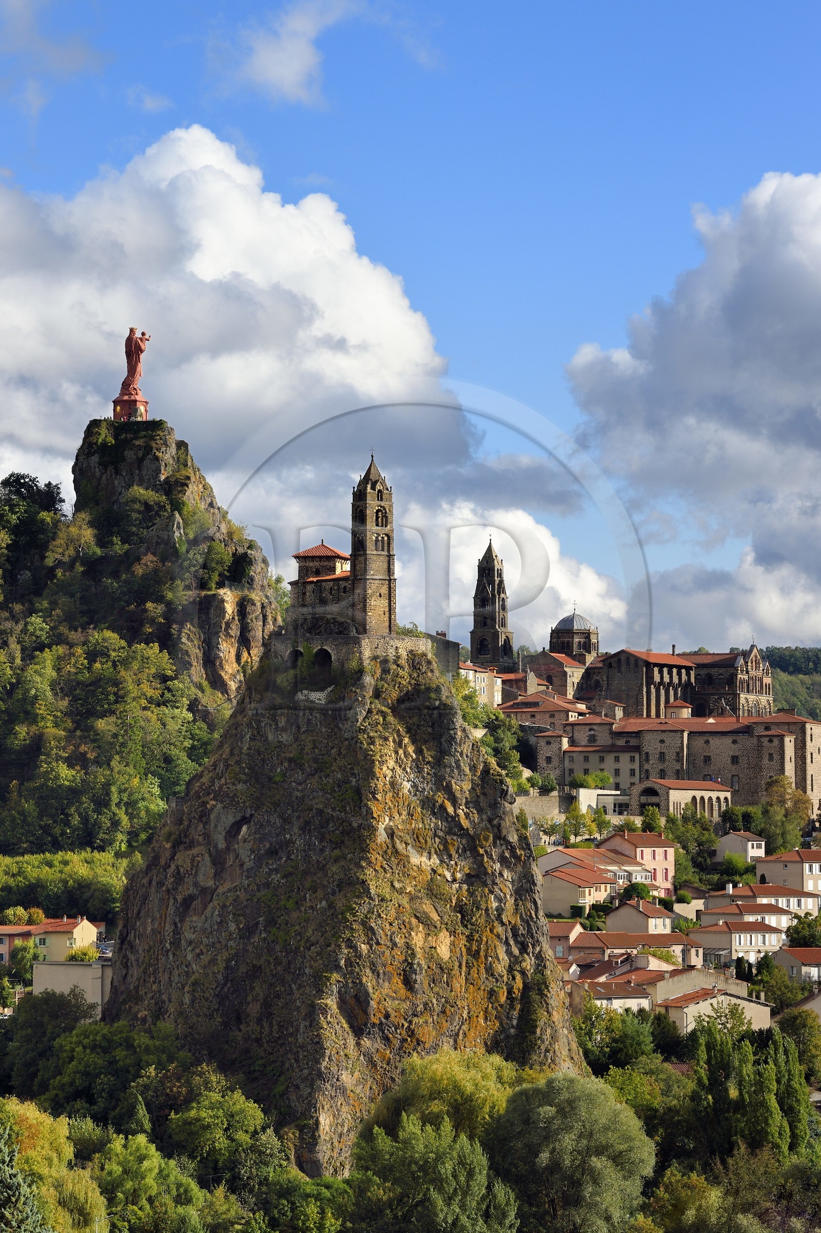 France, Haute-Loire (43), Le Puy-en-Velay, étape classée Patrimoine Mondial de l'UNESCO dans le cadre des chemins de Compostelle, vue sur la ville avec la Chapelle Saint-Michel d'Aiguilhe perchée sur un piton volcanique au premier plan, la statue Notre Dame de France (de 1860) sur le Rocher Corneille surplombant la cathédrale Notre Dame de l'Annonciation du XIIe siècle en arrière plan