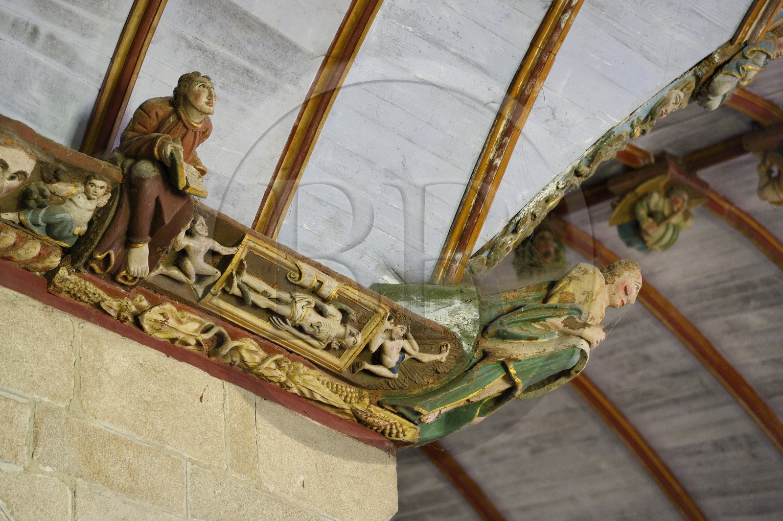France, Finistère (29), église de Pleyben, sculptures peintes en bois sur la sablière décorant la voûte (16ème siècle)