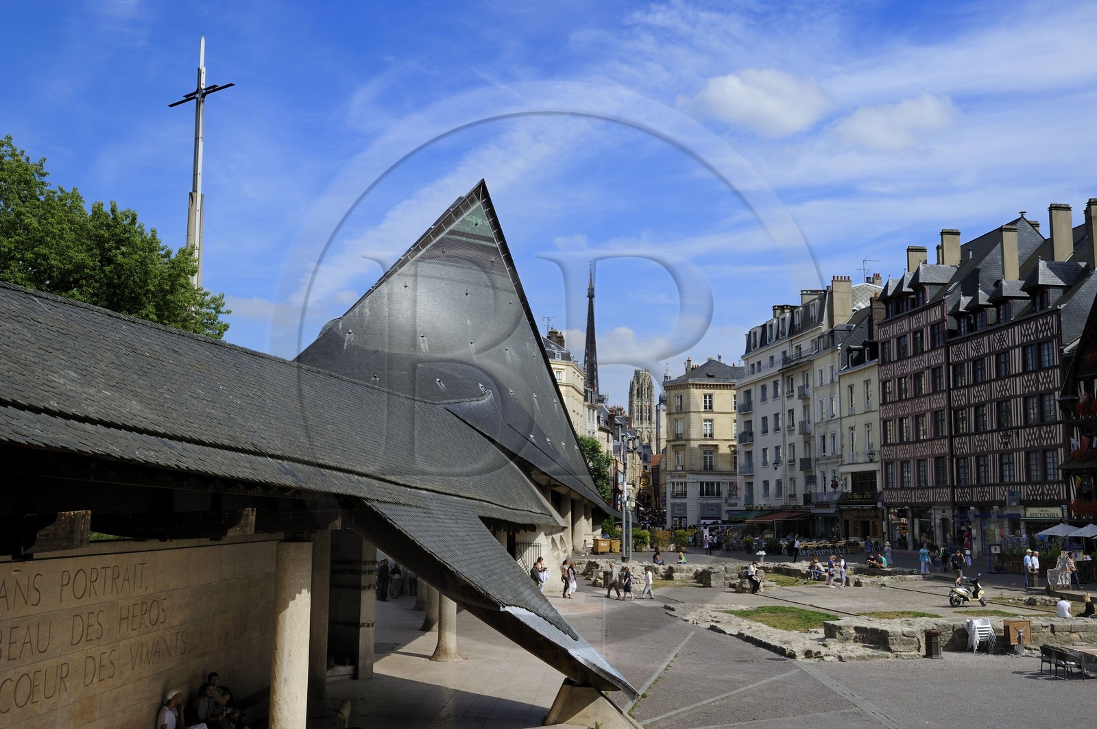 France, Seine-Maritime (76), Rouen, l'église Sainte-Jeanne-d'Arc a été élevée sur le lieu même du martyre, la forme du bâtiment représente un bateau retourné Viking et la forme de poisson
