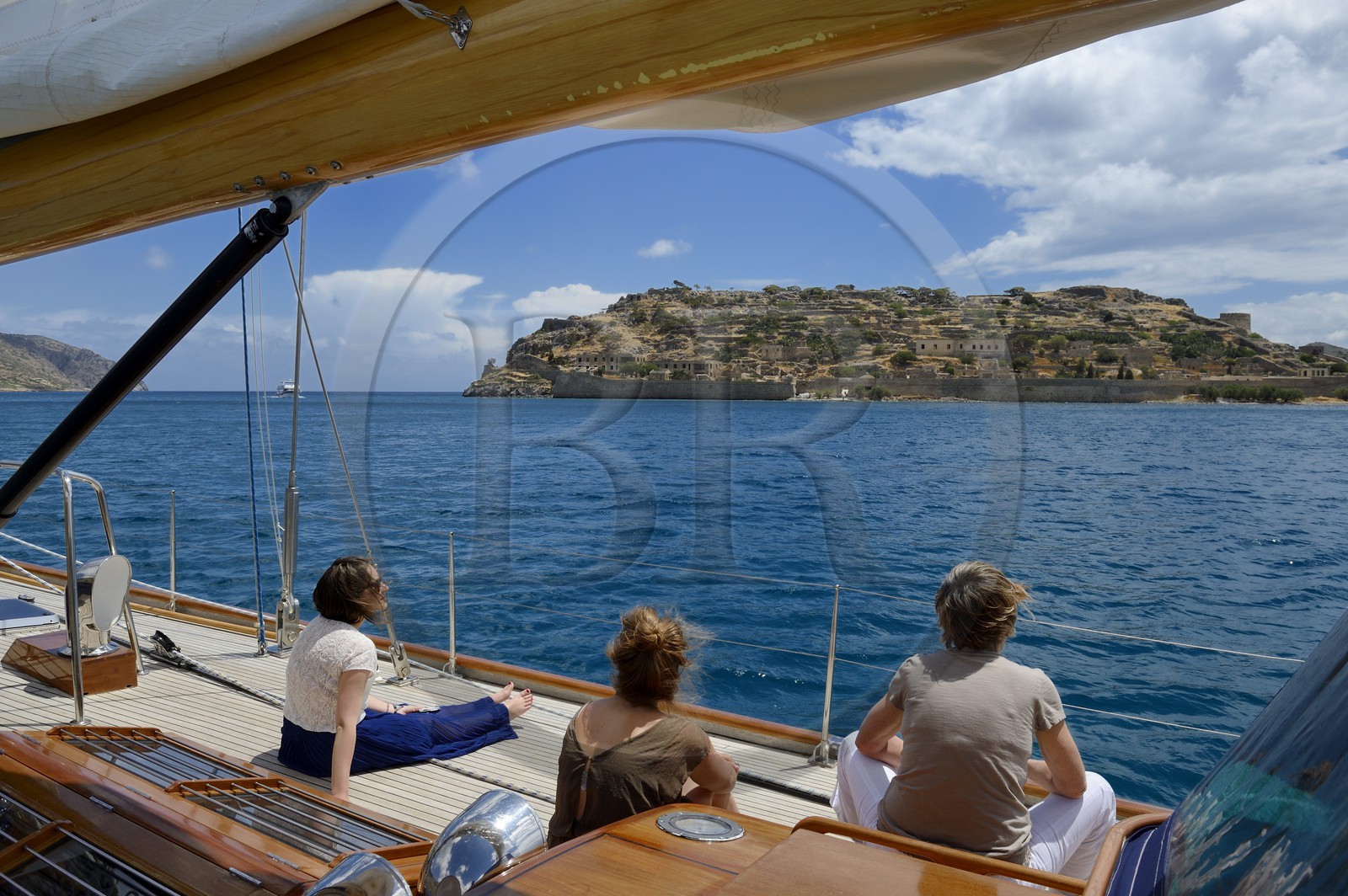 Grèce, Crète, région d'Agios Nikolaos, Elounda, voilier de 22 mètres au large de l'ilot forteresse de Spinalonga (Kalydon), forteresse vénitienne