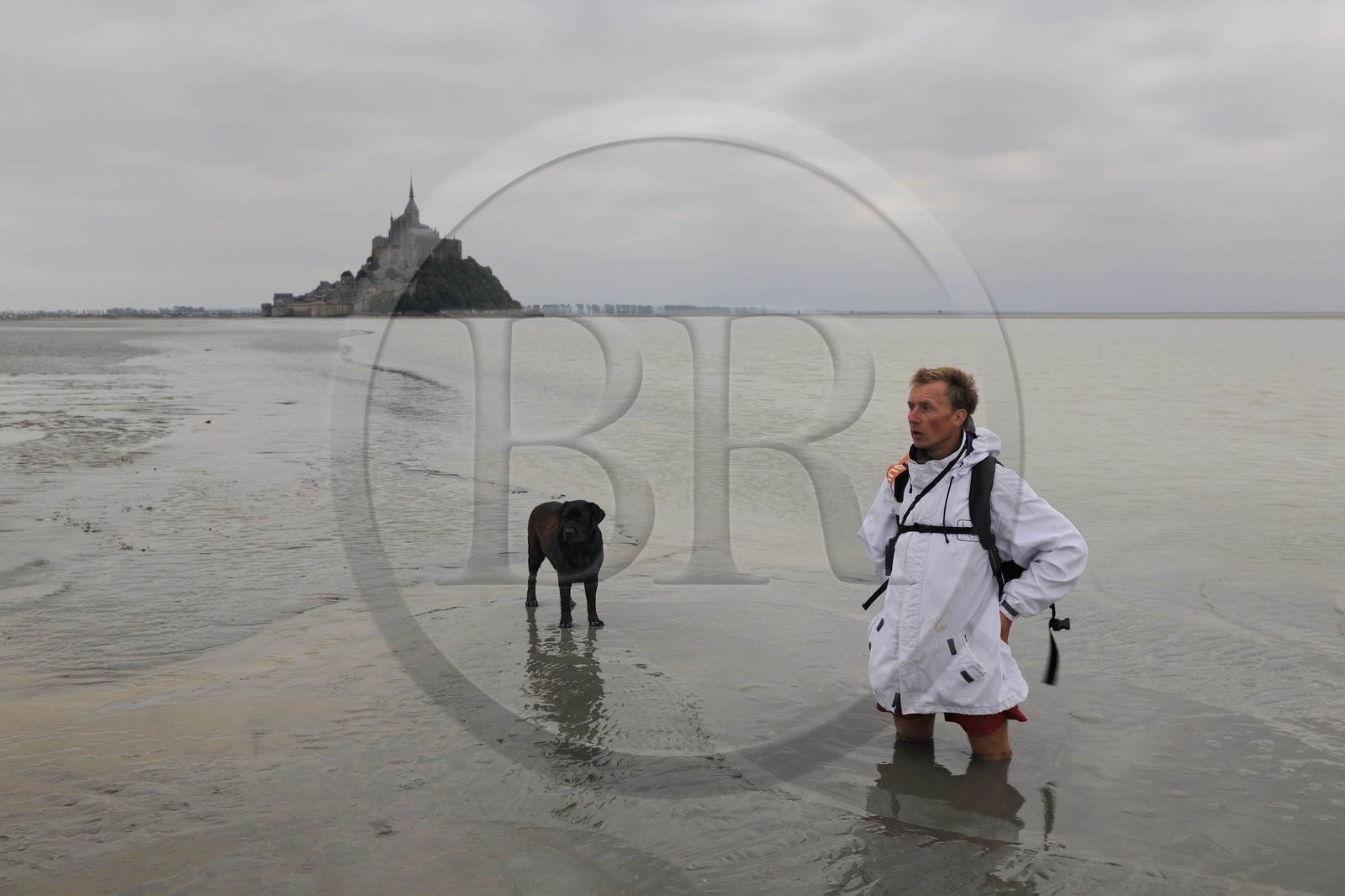 France, Manche, walking discovery of the Bay of Mont Saint Michel, the guide Romain Pilon deep in the sand