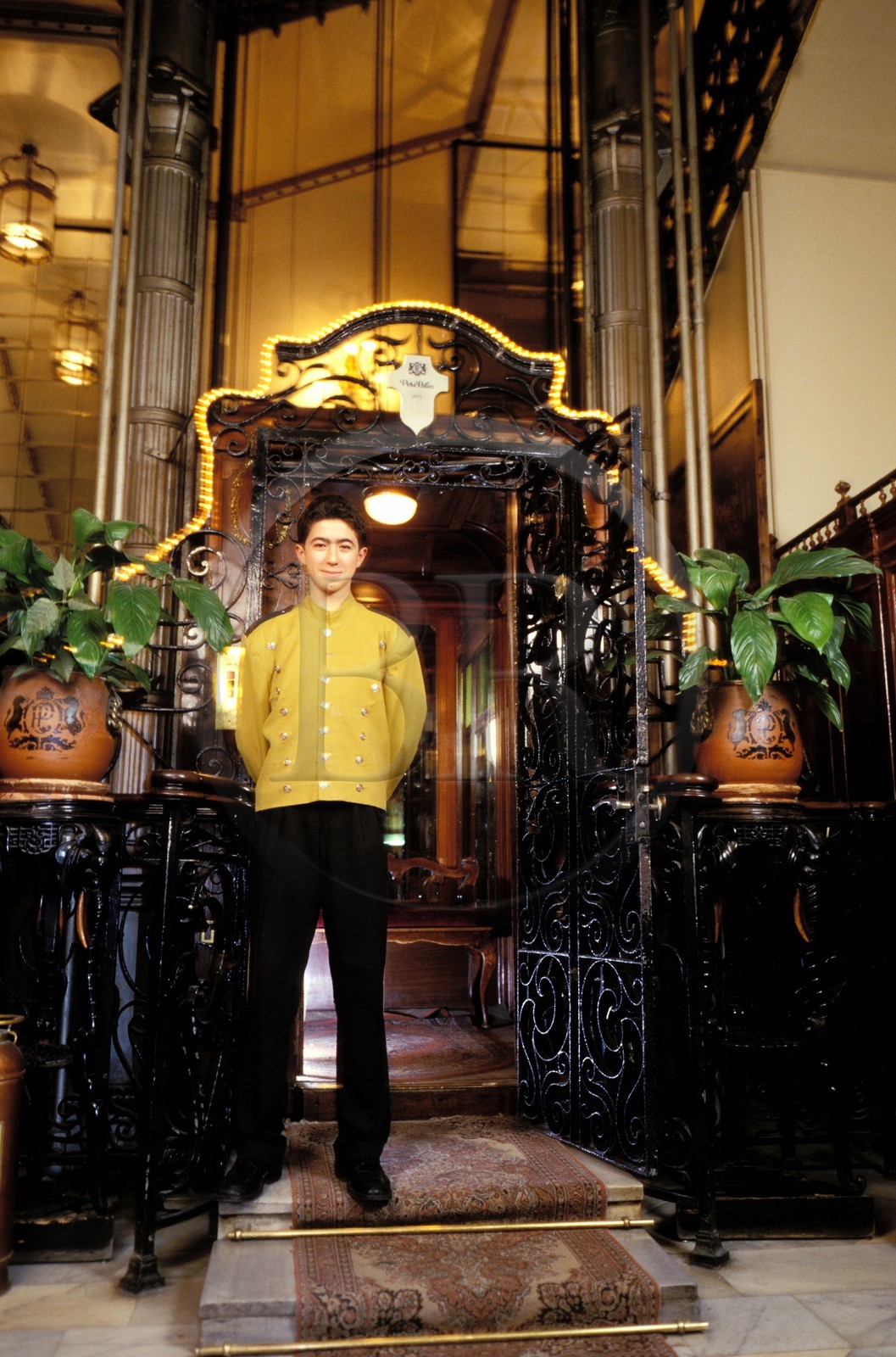 Turquie, Istanbul, quartier de Beyoglu, groom devant l'ascenseur de l'h
