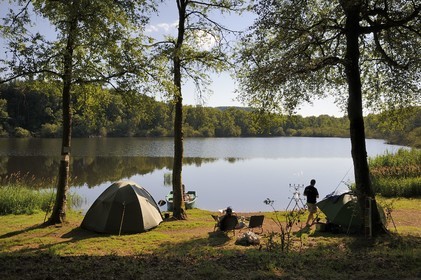 France, Nièvre (58), lac des Settons, campement de pêcheurs