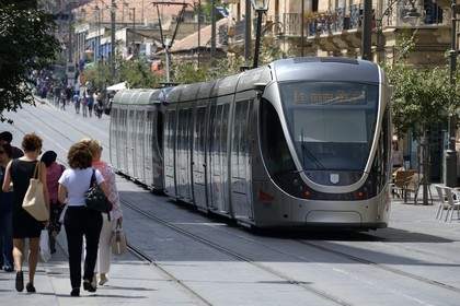 Israel, Jérusalem, le tramway sur Jaffa Road, il dessert la ville de Jérusalem et une partie de la Cisjordanie, la ligne s'étend sur 13,9 kilomètres pour 23 stations et fut mise en service le 19 aout 2011