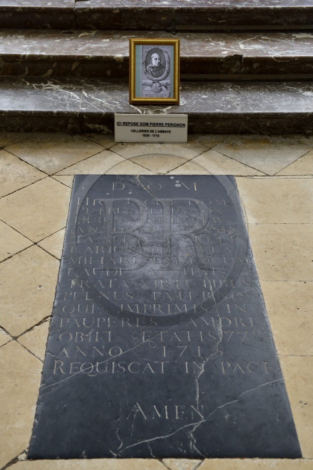 France, Marne (51), Parc Naturel Regional de la Montagne de Reims, Hautvillers, l'église abbatiale Saint-Sindulphe, la dalle funéraire de Dom Pérignon