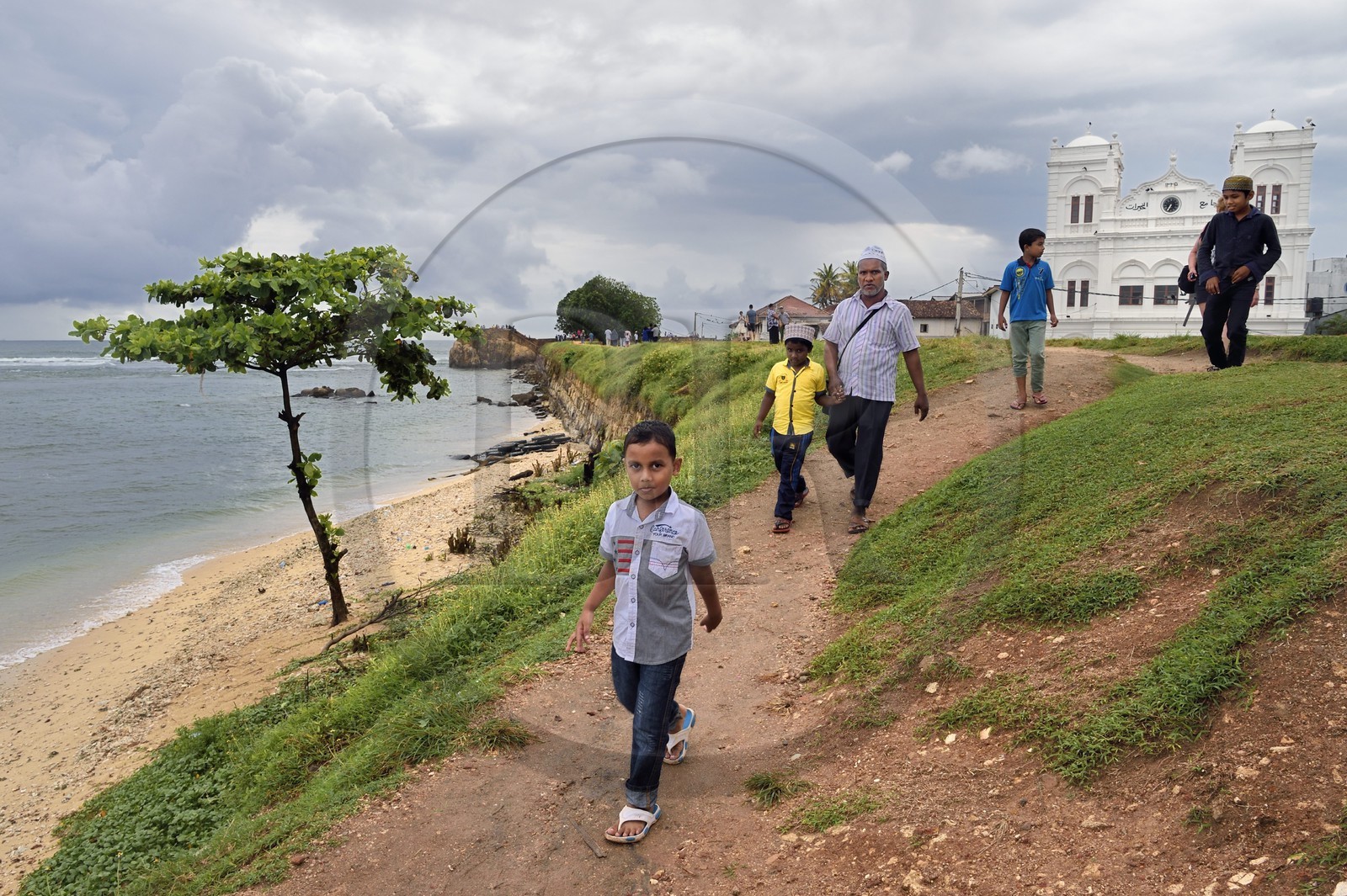 Sri Lanka, Province du Sud, Fort de Galle, classé Patrimoine Mondial de l'UNESCO, famille musulmane en promenade sur les anciens remparts et la mosquée Meera