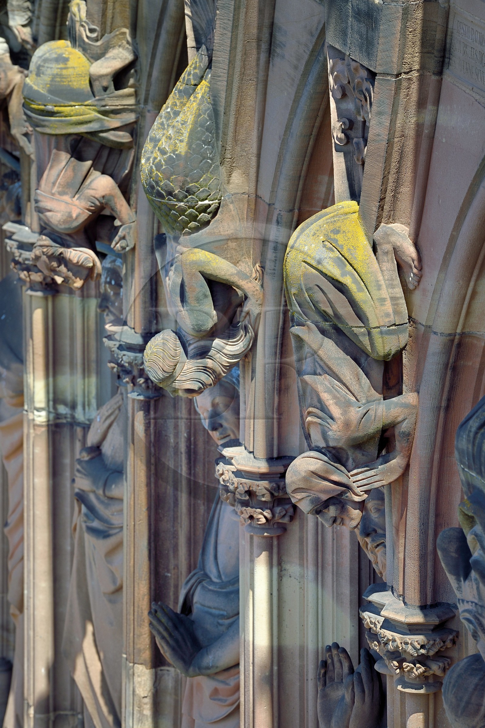 France, Bas-Rhin (67), Strasbourg, vieille ville classée au Patrimoine Mondial de l'UNESCO, la cathédrale Notre-Dame, la facade occidentale, la galerie des apotres, êtres difformes et chimériques sur les colonnes entre les apotres