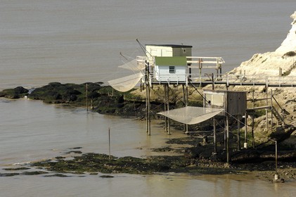 France, Charente-Maritime (17), Meschers-sur-Gironde, carrelets sur la plage de Cadet