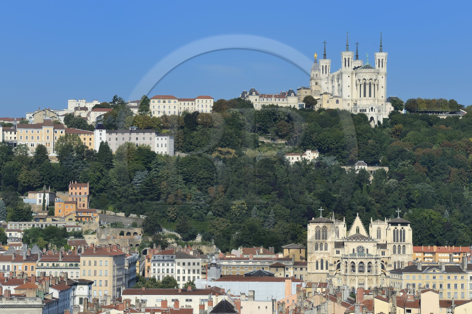 France, Rhône (69), Lyon, site historique classé Patrimoine Mondial de l'UNESCO, la cathédrale (primatiale) Saint Jean dans le Vieux Lyon dominé par la Basilique Notre Dame de Fourvière