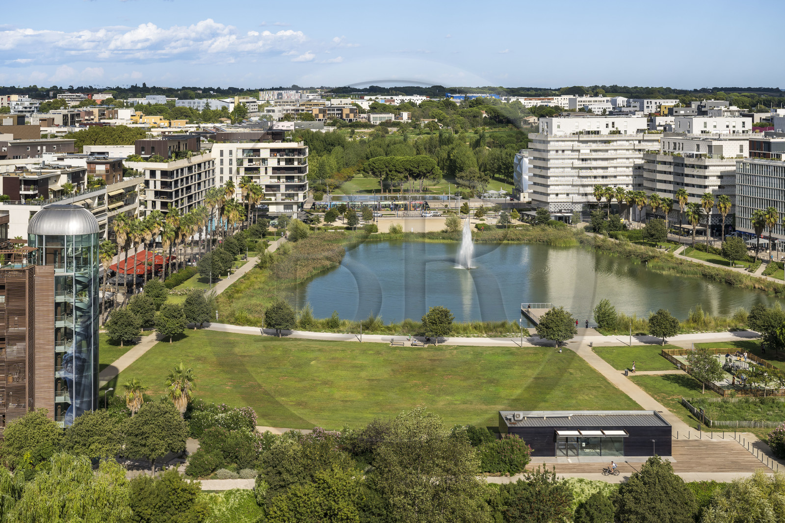 France, Hérault (34), Montpellier,  quartier de Port Marianne, immeubles d'habitation autour du  Bassin Jacques Coeur et le Parc Georges Charpak en arrière plan