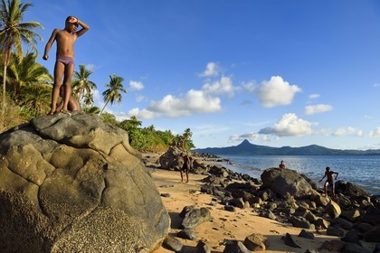 France, Ile de Mayotte, Grande-Terre, Sada, enfants jouant sur Tahiti plage (Mtsagnougni) dans la baie de Bouéni