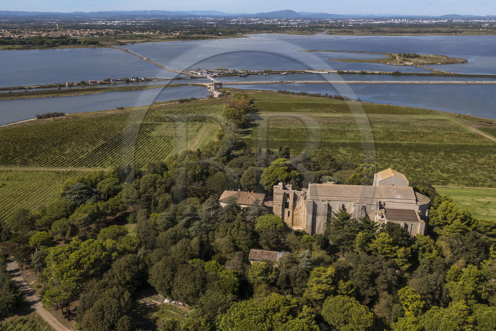 France, Hérault (34), Villeneuve-lès-Maguelone (Palavas-Les-Flots), cathédrale Saint-Pierre-et-Saint-Paul de Maguelone des XIIème et XIIIème siècles sur son île en bordure du canal du Rhône à Sète (vue aérienne)