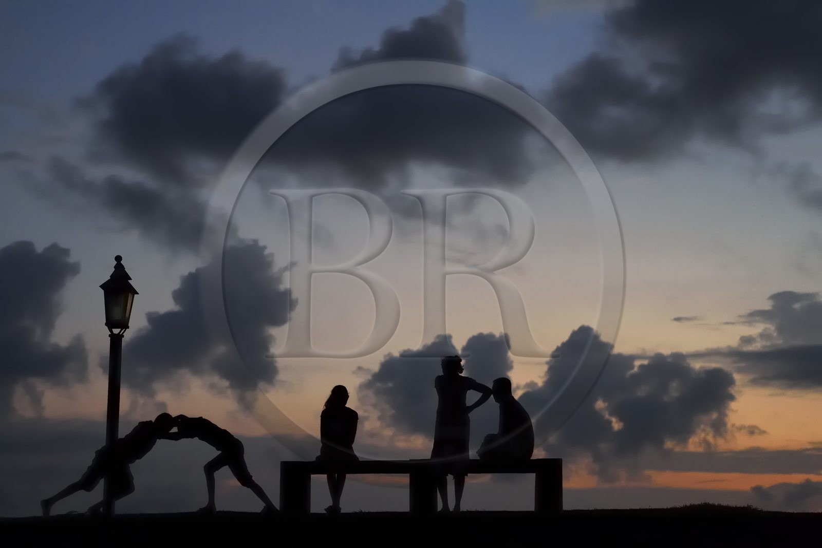 Sri Lanka, Province du Sud, Fort de Galle, classé Patrimoine Mondial de l'UNESCO, famille sur les remparts au coucher de soleil
