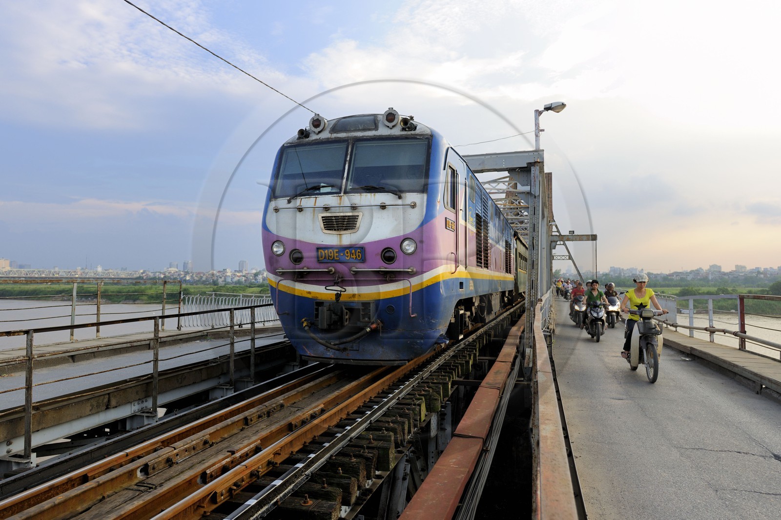 Vietnam, Hanoï, Long Bien Bridge former Paul Doumer Bridge only for trains, motocycles, bicycles and pedestrians