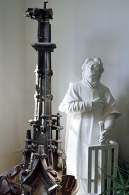 France, Bas-Rhin (67), Strasbourg, vieille ville classée au Patrimoine Mondial de l'UNESCO, ateliers de taille et de sculpture de la Fondation de l'Oeuvre Notre-Dame, pinacle en grès de 1494 assemblé en goujonnage