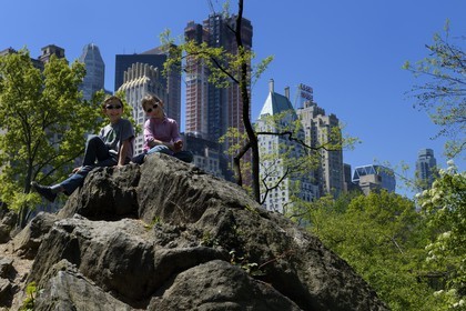 Etats-Unis, New York, Manhattan, Central Park, les rochers près du Pond et les immeubles de Midtown en arrière plan