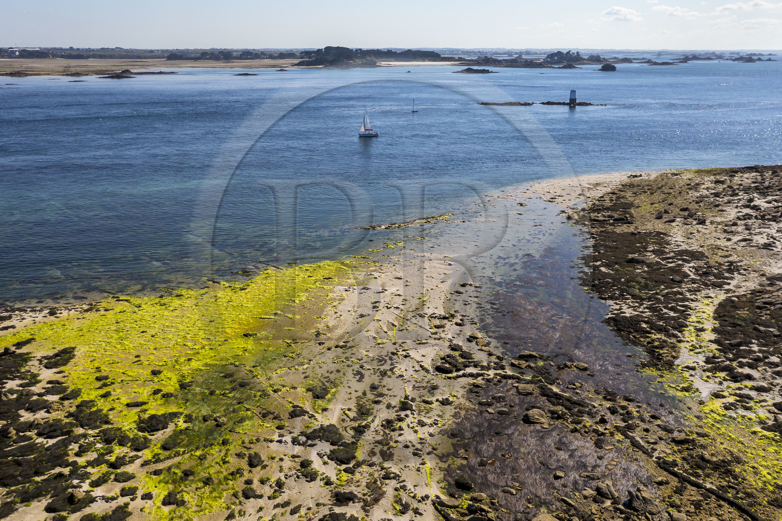 France, Finistère (29), Iles du Ponant, Ile de Batz, le chenal entre le Sud de la Pointe de Penn-Batz et le continent en arrière plan (vue aérienne)