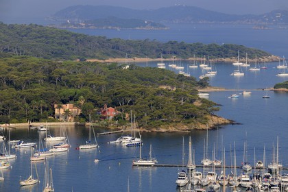 France, Var (83), Iles d'Hyères, parc national de Port-Cros, île de Porquerolles, le port du village