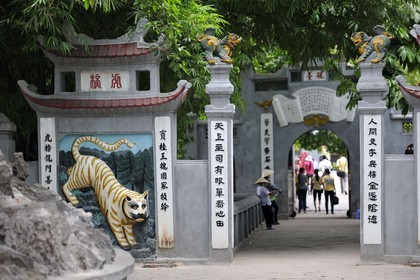 Vietnam, Hanoï, vieille ville, lac Hoan Kiem appelé le petit lac ou lac de l'épée restituée, entrée du temple Ngoc Son (de la montagne de jade)