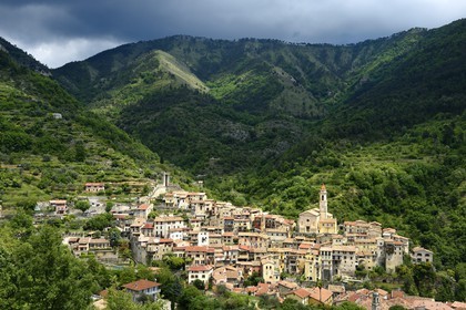 France, Alpes-Maritimes (06), le village perché de Lucéram, la tour du 14e siècle à gauche et l'église Sainte-Marguerite sur la droite