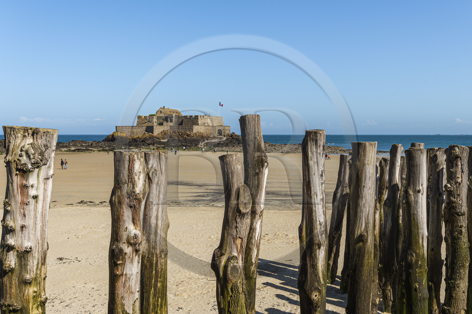 France, Ille-et-Vilaine (35), Côte d'Emeraude, Saint-Malo, Fort National conçu par Vauban et construit par Siméon Garangeau de 1689 à 1693, la plage de l'eventail à marée basse avec ses brise-lames en bois