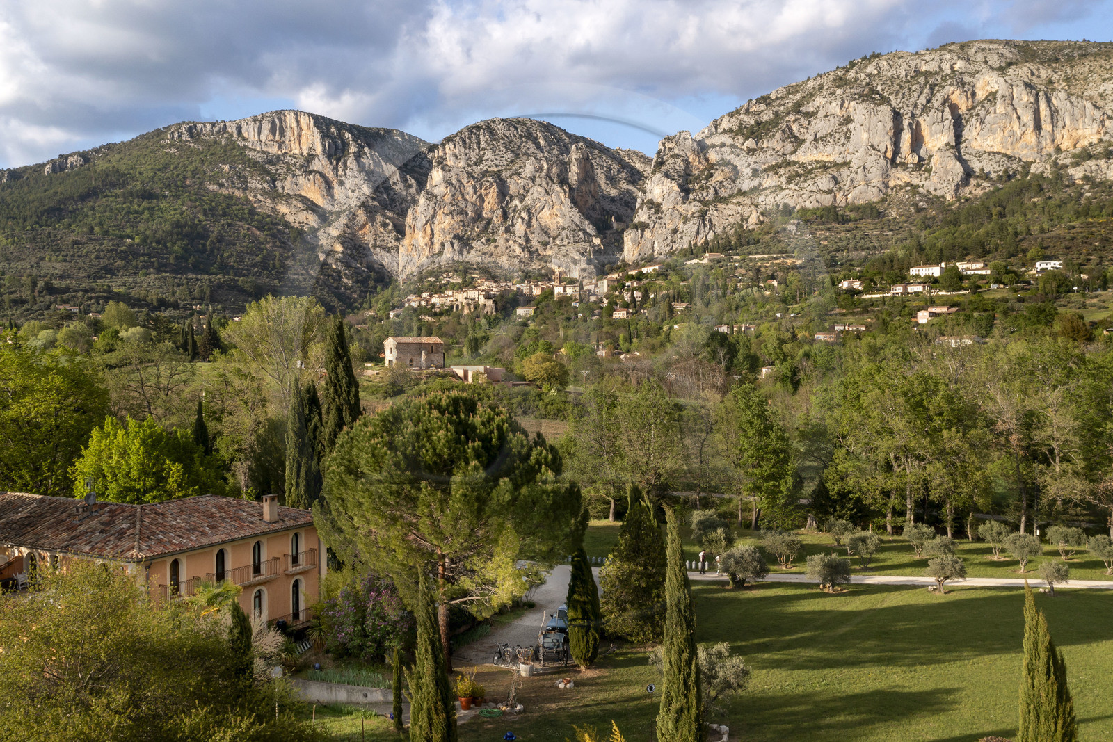 France, Alpes-de-Haute-Provence (04), Parc Naturel Régional du Verdon, Moustiers-Sainte-Marie, labellisé Les Plus Beaux Villages de France (vue aérienne), Hotel de la Ferme Rose