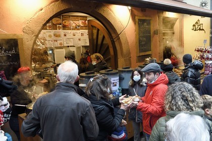 France, Haut-Rhin (68), Kaysersberg, vente à emporter dans la rue