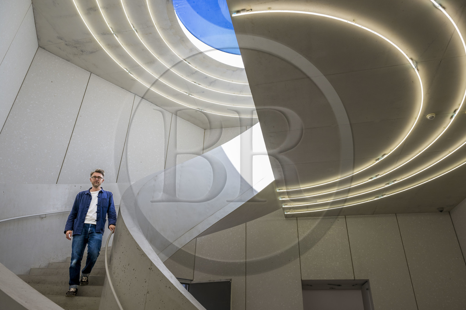 France, Vaucluse (84), Avignon, Collection Lambert, Musée d'Art Contemporain, l’atrium avec son escalier minimaliste et l’oculus zénithal de grande dimension a été créé pour articuler les deux hôtels particuliers du XVIIIe siècle par les architectes Berger&Berger