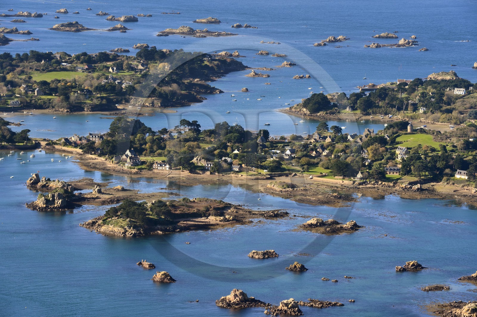 France, Côtes-d'Armor (22), Ile de Bréhat composée à marée haute de deux îles réunies au XVIIIe siècle par un pont-chaussée (appelé aussi pont-chaussée Vauban), chapelle Keranroux (vue aérienne)