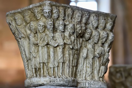 France, Seine-Maritime (76), Saint-Martin-de-Boscherville, Abbaye Saint-Georges de Boscherville du XIIe siècle, chapiteau historié de l'Entrée du Christ à Jerusalem dans la salle capitulaire (salle du chapitre)