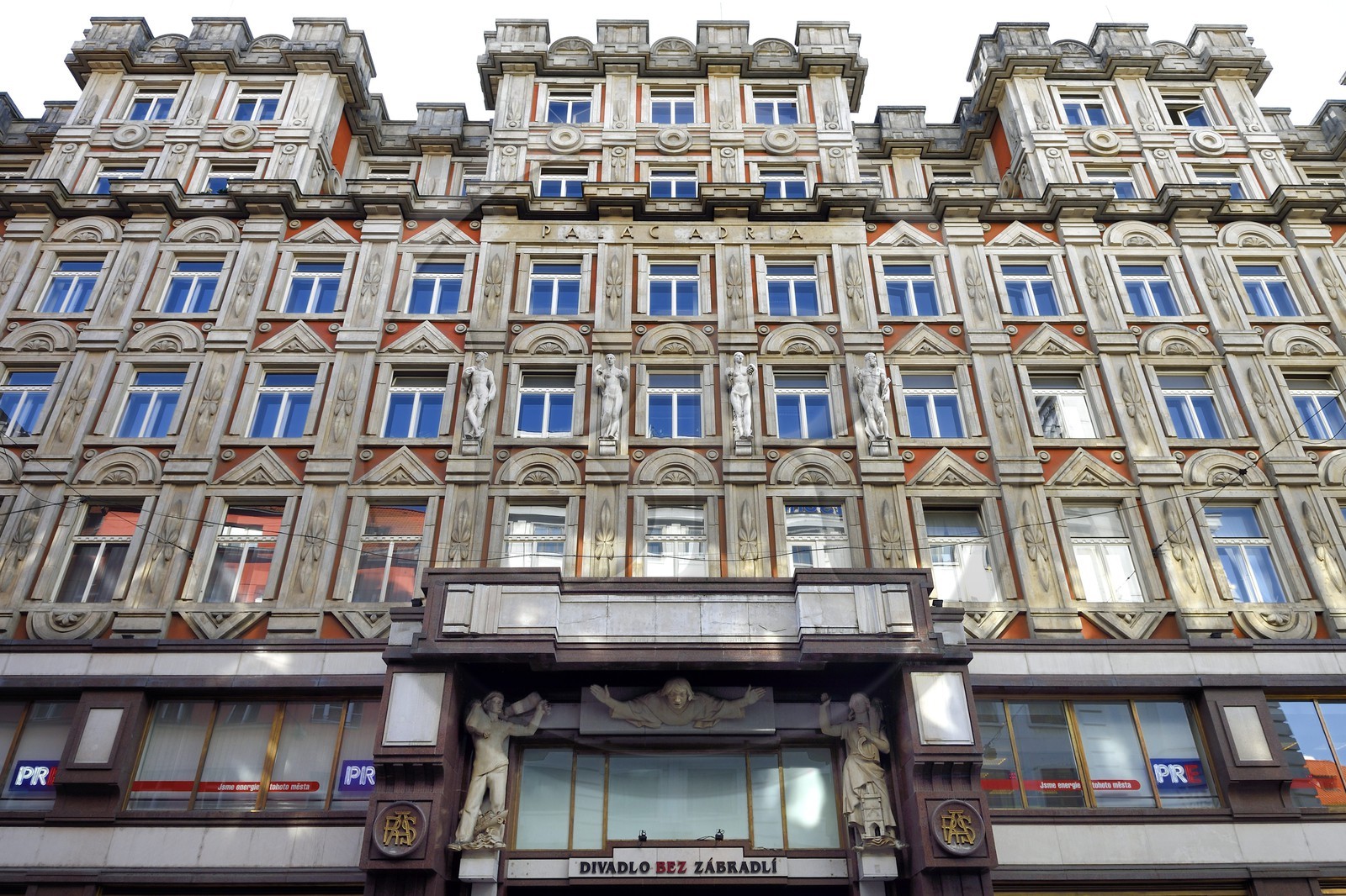 République Tchèque, Prague, Nove Mesto, le palais Adria édifié en 1925 par Pavel Janak et Joseph Zasche dans le style Rondocubiste sur la Jungamanovo namesti