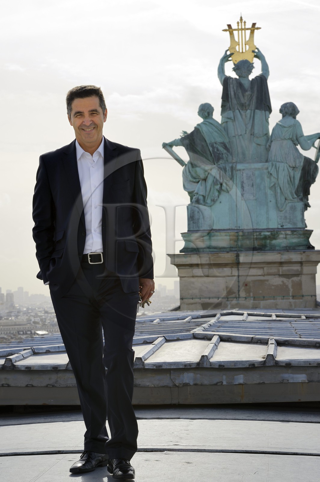 France, Paris (75), Opéra Garnier, le chef du service intérieur Gilles Djeraouane devant la sculpture Apollon, la Poésie et la Musique par Aimé Millet, groupe placé au sommet de l'Opéra et supportant le paratonnerre (vers 1860-1869)