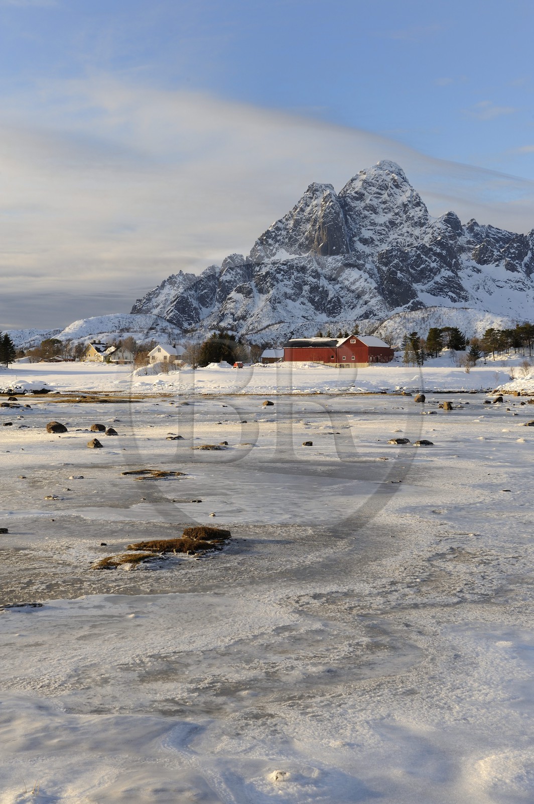 Norvège, Nordland, Iles Lofoten, paysage d'une baie gelée en hiver sur l'Ile de Vagan