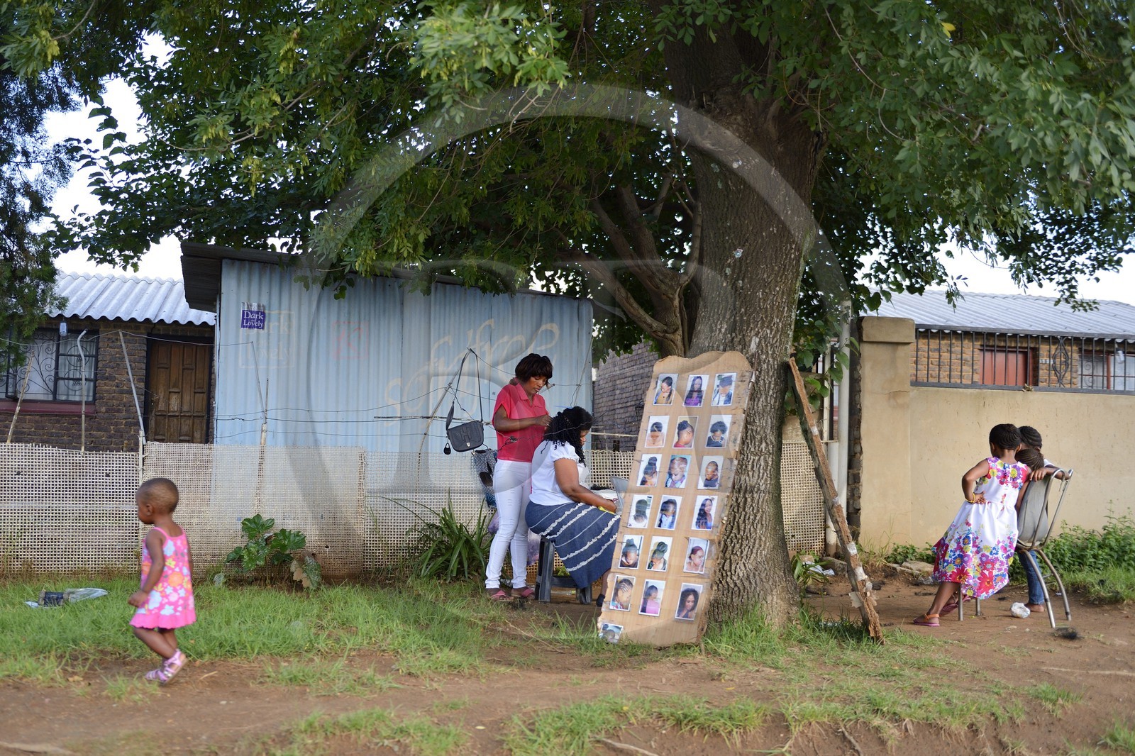 Afrique du Sud, province de Gauteng, Johannesburg, Soweto, quartier de Diepkloof, le township le long de Immink drive, salon de coiffure extérieur